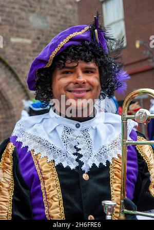 ENSCHEDE, NIEDERLANDE - 13. NOV 2021: Black Pete ist die helfende Hand der niederländischen Sinterklaas. Heute ist er nicht mehr ganz schwarz. Stockfoto