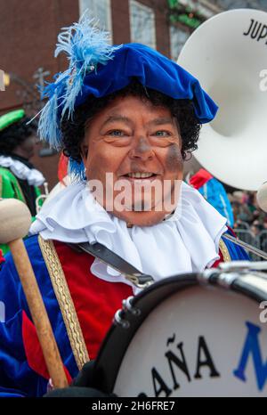 ENSCHEDE, NIEDERLANDE - 13. NOV 2021: Black Pete ist die helfende Hand der niederländischen Sinterklaas. Heute ist er nicht mehr ganz schwarz. Stockfoto