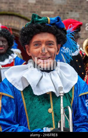 ENSCHEDE, NIEDERLANDE - 13. NOV 2021: Black Pete ist die helfende Hand der niederländischen Sinterklaas. Heute ist er nicht mehr ganz schwarz. Stockfoto