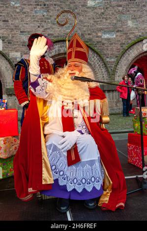 ENSCHEDE, NIEDERLANDE - 13. NOV 2021: Der niederländische Weihnachtsmann namens Sinterklaas kommt in die Stadt und winkt den Kindern zu. Stockfoto