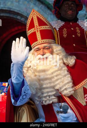 ENSCHEDE, NIEDERLANDE - 13. NOV 2021: Porträt des holländischen Weihnachtsmanns namens Sinterklaas, während er in der Stadt ankommt. Stockfoto