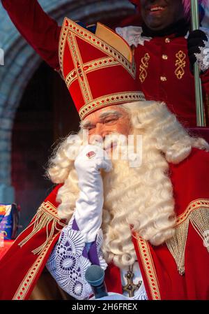 ENSCHEDE, NIEDERLANDE - 13. NOV 2021: Porträt des holländischen Weihnachtsmanns namens Sinterklaas, während er in der Stadt ankommt. Stockfoto