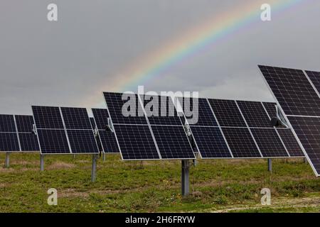 Rainbow over Solar Farm, Mid-Michigan, USA, von James D. Coppinger/Dembinsky Photo Assoc Stockfoto