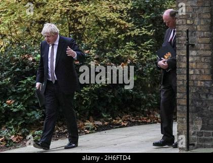 Westminster, London, Großbritannien. November 2021. Der britische Premierminister Boris Johnson verlässt eine Pressekonferenz mit Chris Whitty und Patrick Vallance und verlässt kurz darauf die Downing Street 10, um zum Parlament zu fahren. Kredit: Imageplotter/Alamy Live Nachrichten Stockfoto