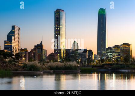 Teich im Bicentennial Park in den wohlhabenden Vitacura Bezirk und Skyline von Gebäuden im Bankenviertel, Santiago de Chile Stockfoto