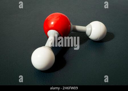 Modell eines Wassermoleküls (H2O), das für das Leben auf der Erde unerlässlich ist. Wird in der Chemie-Klasse verwendet. Stockfoto