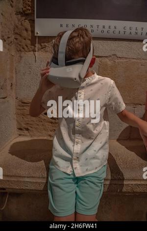 Carcassonne, Frankreich - 02.07.2021: Kleiner Junge macht Spaß mit Virtual-Reality-Headsets im Museum der mittelalterlichen Festung. Hochwertige Fotos Stockfoto