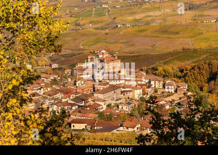 Barolo Village, Cuneo, Italien, mit Schloss inmitten der herbstlich gefärbten Weinberge auf den Hügeln der Langhe Stockfoto