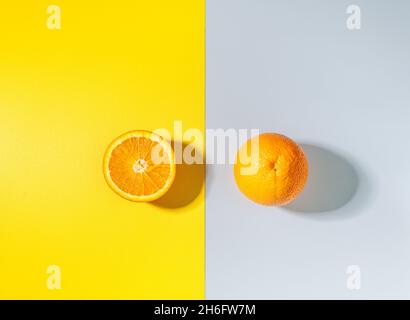 Orange auf gelbem Hintergrund. Zitrusfrüchte auf farbigem Hintergrund. Draufsicht Stockfoto