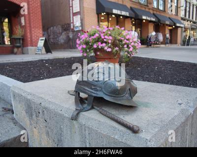 Bronzeskulptur von Jockeys Helm, Brille und Reitkultur am Broadway in Saratoga Springs, New York, USA, 2021 © Katharine Andriotis Stockfoto