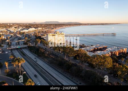 Luftaufnahme der Ventura, California Waterfront und Pier Stockfoto