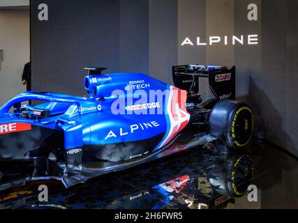 Der Alpine A521-Rennwagen, der an der FIA Formel 1 (F1) Weltmeisterschaft 2021 teilnimmt, wurde im Atelier Renault Showroom in Paris, Frankreich, ausgestellt. Stockfoto