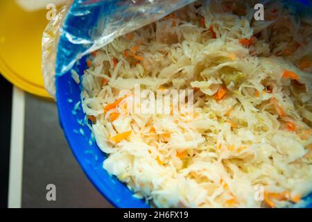 Sauerkraut in einem blauen Kunststoffbehälter, Draufsicht Stockfoto