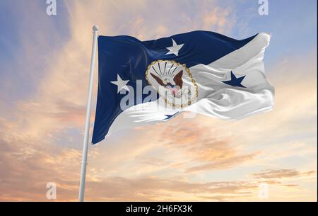 Minsk, Weißrussland - Mai, 2021: Flagge des US-Chefs der Marineoperationen winkt im Wind. USA Nationale Verteidigung. Speicherplatz kopieren. 3d-Illustration. Stockfoto