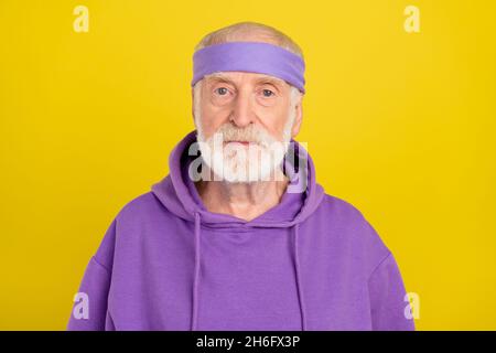 Foto von Senior Mann zuversichtlich ernst clever tragen sportliche Kleidung isoliert über gelben Hintergrund Stockfoto