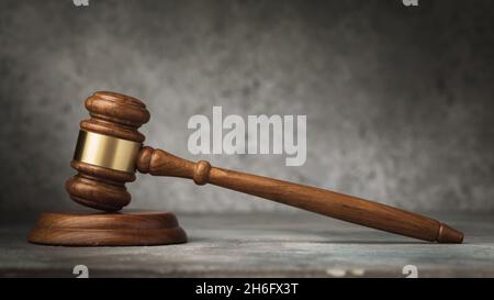Hölzerner Richter Gavel auf abstraktem Hintergrund, Nahaufnahme Stockfoto