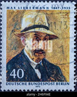 DEUTSCHLAND, Berlin - UM 1972: Eine Briefmarke aus Deutschland, Berlin zeigt ein Porträt des Malers und Grafikers Max Liebermann 1847 - 1937 Stockfoto