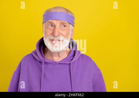 Foto von älteren Mann interessiert Wunder verträumt Plan gesinnten Blick leeren Raum isoliert über gelbe Farbe Hintergrund Stockfoto