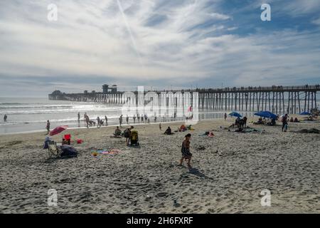 Die Leute am Strand genießen einen schönen Frühlingstag am Oceanside Beach in San Diego, Kalifornien. USA. November 2021 Stockfoto