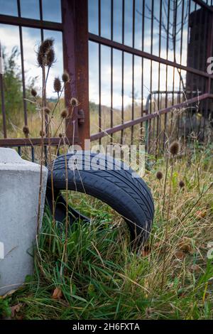 Gebrauchte Reifen wurden illegal am Straßenrand in einer ruhigen Gasse in der Nähe von Halifax, Calderdale, West Yorkshire, abgeladen. Fliegenkippen ist eine schwere Straftat, die eine Geldstrafe von bis zu £50,000 (unbegrenzt, wenn der Fall an das Crown Court geht) mit sich bringt, oder ein Täter kann sogar ins Gefängnis geschickt werden. Stockfoto