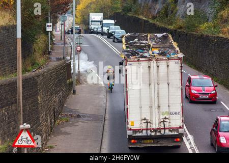 Ein Radfahrer kam dicht an einem Müllrecycling-LKW in der Nähe von Halifax, Calderdale, West Yorkshire vorbei.nahe Pässe sind nicht nur wirklich einschüchternd, sondern auch gefährlich: Die Polizei führt ein "Passieren zu nah am Radfahrer" als einen Beitrag zu erstaunlichen 25% der schweren Kollisionen zwischen Radfahrern und großen Fahrzeugen an. Gleichzeitig wissen wir, dass 62 % der Menschen im Vereinigten Königreich das Radfahren auf den Straßen als ‘zu gefährlich“ betrachten. Wenn wir sicherere Straßen für Radfahrer und mehr Menschen mit dem Fahrrad wollen, ist es absolut wichtig, die enge Durchfahrt zu beenden. Stockfoto
