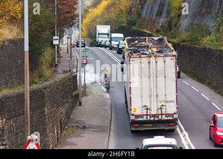 Ein Radfahrer kam dicht an einem Müllrecycling-LKW in der Nähe von Halifax, Calderdale, West Yorkshire vorbei.nahe Pässe sind nicht nur wirklich einschüchternd, sondern auch gefährlich: Die Polizei führt ein "Passieren zu nah am Radfahrer" als einen Beitrag zu erstaunlichen 25% der schweren Kollisionen zwischen Radfahrern und großen Fahrzeugen an. Gleichzeitig wissen wir, dass 62 % der Menschen im Vereinigten Königreich das Radfahren auf den Straßen als ‘zu gefährlich“ betrachten. Wenn wir sicherere Straßen für Radfahrer und mehr Menschen mit dem Fahrrad wollen, ist es absolut wichtig, die enge Durchfahrt zu beenden. Stockfoto