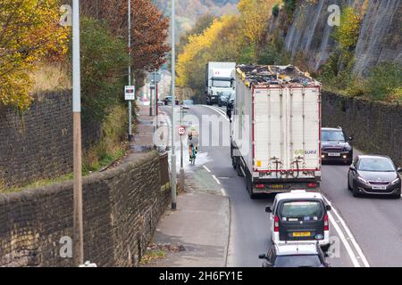 Ein Radfahrer kam dicht an einem Müllrecycling-LKW in der Nähe von Halifax, Calderdale, West Yorkshire vorbei.nahe Pässe sind nicht nur wirklich einschüchternd, sondern auch gefährlich: Die Polizei führt ein "Passieren zu nah am Radfahrer" als einen Beitrag zu erstaunlichen 25% der schweren Kollisionen zwischen Radfahrern und großen Fahrzeugen an. Gleichzeitig wissen wir, dass 62 % der Menschen im Vereinigten Königreich das Radfahren auf den Straßen als ‘zu gefährlich“ betrachten. Wenn wir sicherere Straßen für Radfahrer und mehr Menschen mit dem Fahrrad wollen, ist es absolut wichtig, die enge Durchfahrt zu beenden. Stockfoto