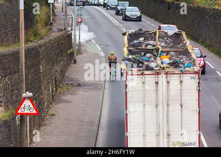 Ein Radfahrer kam dicht an einem Müllrecycling-LKW in der Nähe von Halifax, Calderdale, West Yorkshire vorbei.nahe Pässe sind nicht nur wirklich einschüchternd, sondern auch gefährlich: Die Polizei führt ein "Passieren zu nah am Radfahrer" als einen Beitrag zu erstaunlichen 25% der schweren Kollisionen zwischen Radfahrern und großen Fahrzeugen an. Gleichzeitig wissen wir, dass 62 % der Menschen im Vereinigten Königreich das Radfahren auf den Straßen als ‘zu gefährlich“ betrachten. Wenn wir sicherere Straßen für Radfahrer und mehr Menschen mit dem Fahrrad wollen, ist es absolut wichtig, die enge Durchfahrt zu beenden. Stockfoto