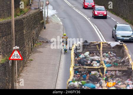 Ein Radfahrer kam dicht an einem Müllrecycling-LKW in der Nähe von Halifax, Calderdale, West Yorkshire vorbei.nahe Pässe sind nicht nur wirklich einschüchternd, sondern auch gefährlich: Die Polizei führt ein "Passieren zu nah am Radfahrer" als einen Beitrag zu erstaunlichen 25% der schweren Kollisionen zwischen Radfahrern und großen Fahrzeugen an. Gleichzeitig wissen wir, dass 62 % der Menschen im Vereinigten Königreich das Radfahren auf den Straßen als ‘zu gefährlich“ betrachten. Wenn wir sicherere Straßen für Radfahrer und mehr Menschen mit dem Fahrrad wollen, ist es absolut wichtig, die enge Durchfahrt zu beenden. Stockfoto