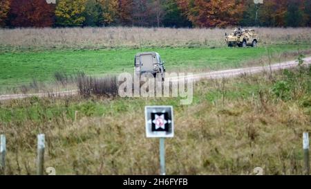 Ein Landrover Wolfs der britischen Armee führt zu einem Schnellangriff, Feuerunterstützung und Aufklärungsfahrzeug von Supacat Jackal (MWMIK), das bei militärischen Übungen eingesetzt wird Stockfoto