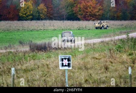 Ein Landrover Wolfs der britischen Armee führt zu einem Schnellangriff, Feuerunterstützung und Aufklärungsfahrzeug von Supacat Jackal (MWMIK), das bei militärischen Übungen eingesetzt wird Stockfoto