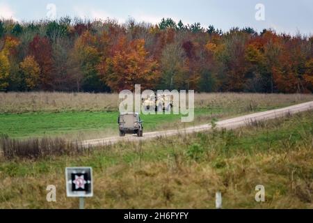 Ein Landrover Wolfs der britischen Armee führt zu einem Schnellangriff, Feuerunterstützung und Aufklärungsfahrzeug von Supacat Jackal (MWMIK), das bei militärischen Übungen eingesetzt wird Stockfoto