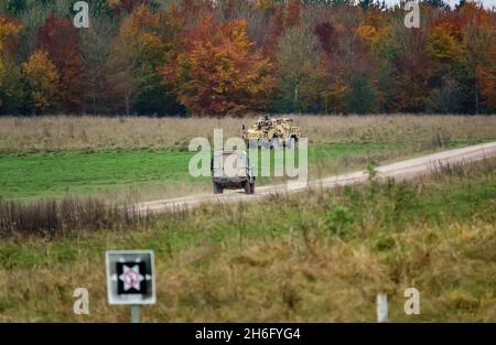 Ein Landrover Wolfs der britischen Armee führt zu einem Schnellangriff, Feuerunterstützung und Aufklärungsfahrzeug von Supacat Jackal (MWMIK), das bei militärischen Übungen eingesetzt wird Stockfoto