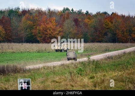 Ein Landrover Wolfs der britischen Armee führt zu einem Schnellangriff, Feuerunterstützung und Aufklärungsfahrzeug von Supacat Jackal (MWMIK), das bei militärischen Übungen eingesetzt wird Stockfoto