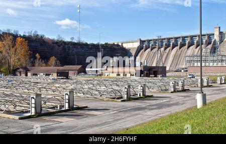 Shepherd of the Hills Fischzuchtanlage, Raising Brown & Rainbow Forelle, Conservation Center, Table Rock HydroElectric Dam im Hintergrund. Stockfoto