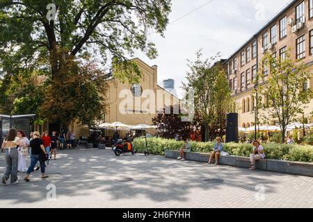 Kiew, Ukraine - 20 2021. August: Auf dem Kiewer Lebensmittelmarkt ruhen die Menschen im Freien Stockfoto
