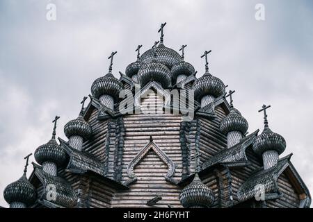 Die architektonischen Elemente der orthodoxen Pokrowskaja Kirche. Hölzerne Kuppeln und Kreuze. Stockfoto