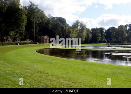 Temple of Piety und Moon Pond Studley Royal Water Gardens, Studley Royal Park, Fountains Abbey, Aldfield, in der Nähe von Ripon, North Yorkshire, England Stockfoto