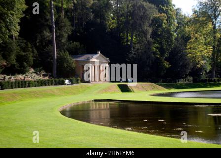 Temple of Piety und Moon Pond Studley Royal Water Gardens, Studley Royal Park, Fountains Abbey, Aldfield, in der Nähe von Ripon, North Yorkshire, England Stockfoto
