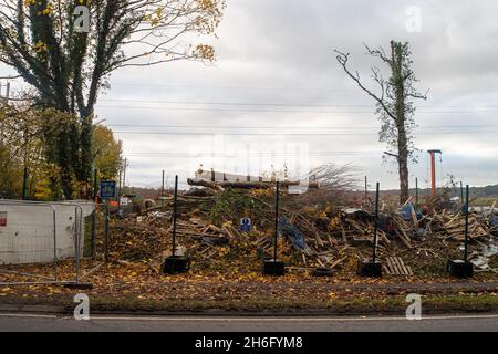 Wendover, Großbritannien. November 2021. Die Skyline entlang der A413 am Stadtrand von Wendover hat sich für immer verändert, da HS2 weiterhin Wälder zerstört. Die Einheimischen sind wütend über die Zerstörung von Wald- und Wildlebensräumen, die HS2 in Wendover verursacht. Quelle: Maureen McLean/Alamy Stockfoto