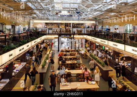 Kiew, Ukraine - August 20 2021: Kiewer Lebensmittelmarkt - 22 Restaurants unter einem Dach im ehemaligen Gebäude des Arsenal-Werks Stockfoto