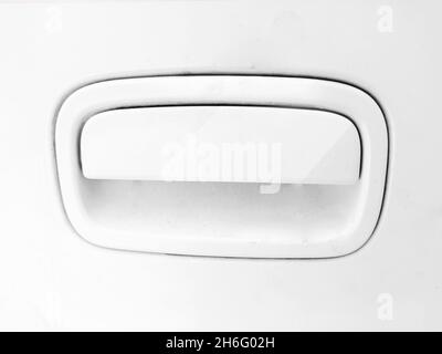 Kofferraum-Schlossgriff in heller Farbe mit sauberem weißen Fleck. Moderner Verriegelungsgriff auf der Rückseite des Fahrzeugs Stockfoto