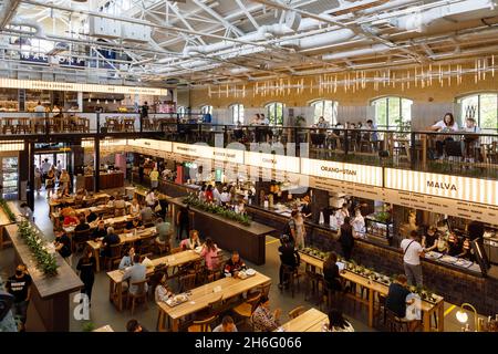 Kiew, Ukraine - August 20 2021: Kiewer Lebensmittelmarkt - 22 Restaurants unter einem Dach im ehemaligen Gebäude des Arsenal-Werks Stockfoto
