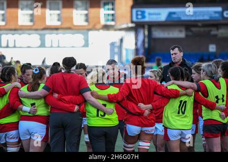 Cardiff, Wales. 23. Februar 2020. Der Wales Women's Coach Gareth Wyatt spricht mit seinem Team vor dem Six Nations Championship-Spiel der Frauen zwischen Wales und Frankreich im Cardiff Arms Park in Cardiff, Wales, Großbritannien, am 23. Februar 2020. Quelle: Duncan Thomas/Majestic Media/Alamy Live News. Stockfoto