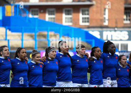 Cardiff, Wales. 23. Februar 2020. Das französische Frauenteam singt die französische Nationalhymne La Marseille vor dem sechs-Nationen-Meisterschaftsspiel der Frauen zwischen Wales und Frankreich im Cardiff Arms Park in Cardiff, Wales, Großbritannien, am 23. Februar 2020. Quelle: Duncan Thomas/Majestic Media/Alamy Live News. Stockfoto