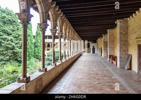 Barcelona, Spanien - 24. September 2021: Der Kreuzgang des Klosters von Pedralbes. Ist ein gotisches Kloster in Barcelona, Katalonien, Spanien Stockfoto