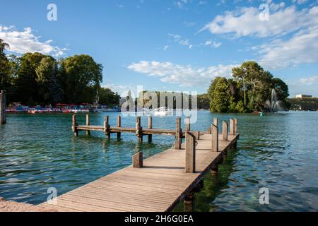 Ein hölzerner Ponton am See mit kristallklarem Wasser an einem Sommertag. In Annecy, Frankreich Stockfoto