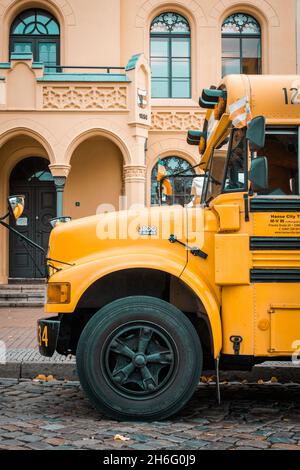 Amerikanischer Retro Schulbus auf dem Markt von Wismar Stockfoto