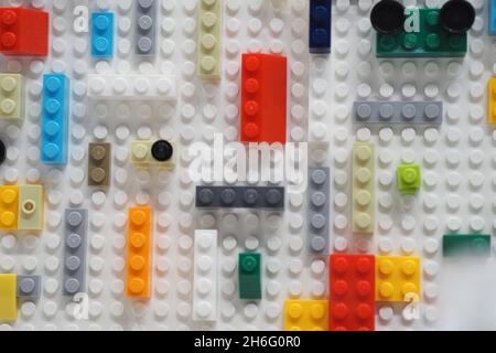 Kinderkonstrukteur LEGO farbige Plastikfiguren und Blöcke. Stockfoto