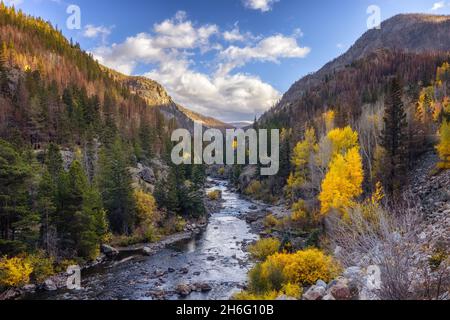 Ein wunderschöner malerischer Blick auf die colorado Berge mit einem Fluss, der durch die berge fließt Stockfoto